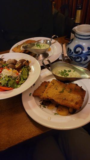 Champion Salat und veganen Schnitzel at Zum Eichkatzerl in Frankfurt