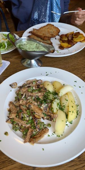 Monatsspecial: geschnetzeltes mit Erbsen, Pilzen und Rahmsoße (alles vegan) at Zum Eichkatzerl in Frankfurt