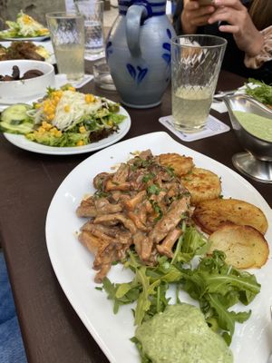 Monatsgericht: veganes geschnetzeltes mit Röslinind Pfifferlingen, dazu grüne Soße🌱 at Zum Eichkatzerl in Frankfurt