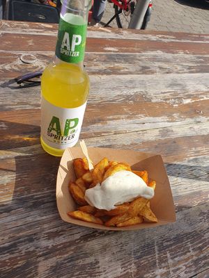 Wilde Kartoffeln mit Mayo und Gürk Spritzer at Mojo's - Food bar in Schorndorf