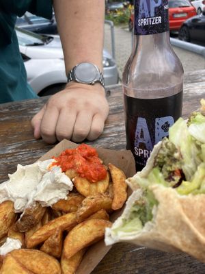 Wilde Kartoffeln mit Ajvar und veganer Majo und Falafel-Wrap mit fruchtigem Mango-Chutney 🤩   at Mojo's - Food bar in Schorndorf