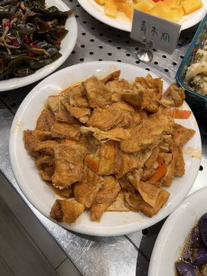 Buffet options  at Chéng 誠 - Lohas VLML - Da'an District in Taipei