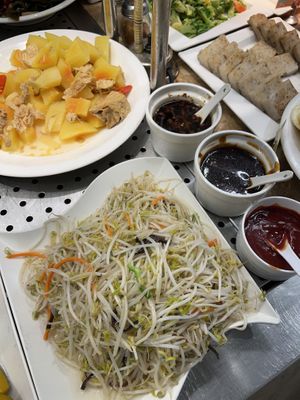 Buffet options  at Chéng 誠 - Lohas VLML - Da'an District in Taipei