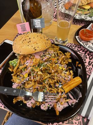 Royal beastie shawarma con una salsa lila riquísima  at Vegan Junk Food Bar - El Born in Barcelona