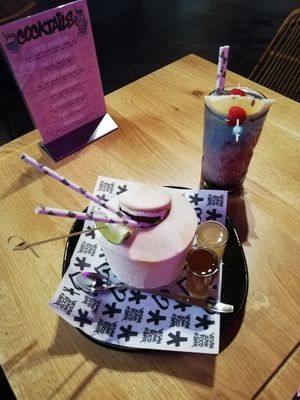 Vatos Cocos i Tipsy Unicorn at Vegan Junk Food Bar - El Born in Barcelona