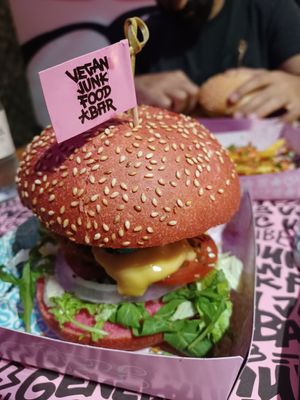 Hamburguesa con pan rosa at Vegan Junk Food Bar - El Born in Barcelona