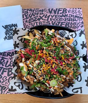 Loaded Fries (die mit Shawarma) at Vegan Junk Food Bar - El Born in Barcelona