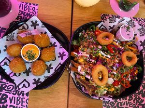 Mac‘n‘cheeze balls and schawarma with extra onion rings  at Vegan Junk Food Bar - El Born in Barcelona