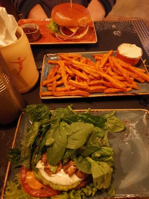 Sweet potato fries, Veggie burger and vegan burger at Peter Pane in Timmendorfer Strand