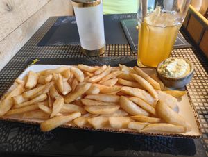 Pfund Fritten mit Basilikum Mayo at Peter Pane in Timmendorfer Strand