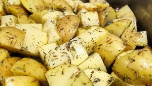 Patates Braves al forn amb 3 salses a triar / patatas Bravas al horno con tres salsaa a escoger at Sa Tomaquera in Blanes