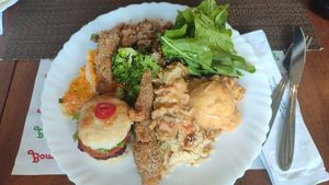 Um pouco de tudo que tinha no buffet livre... Mini hambúrguer veg, empadão de palmito, iscas de glúten à milanesa, tabule, Strogonoff de grão de bico com palmito, salada at Sorella - Centro Cívico in Curitiba