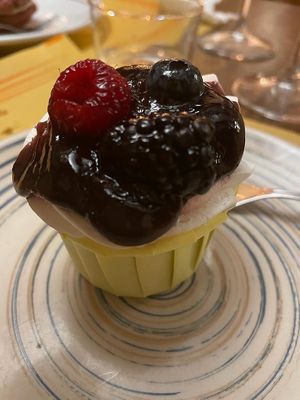 Chocolate cupcake with wild berries  at Laboratorio - Food. Drink. Green Cosmetics in Jesi