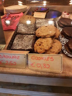 Cookies and brownies at Laboratorio - Food. Drink. Green Cosmetics in Jesi