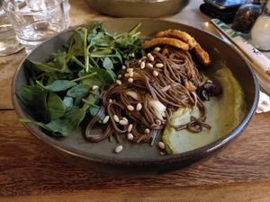 Sober-Nudeln mit Baby-Spinat und Pinienkernen mit Tempeh at Gostilna Vida in Ljubljana