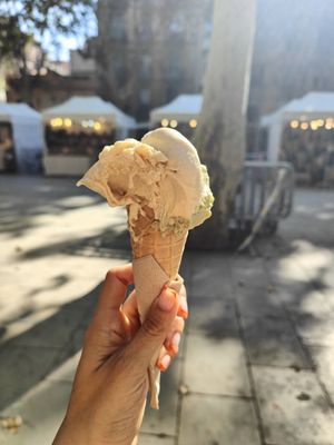 Helado de caramelo y pistacho at AMMA Gelato in Barcelona