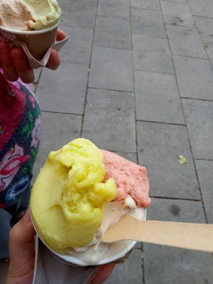 Tarrina de 3 boles de carmel salat i cacahuet, mandarina i alfàbrega i síndria i llima. La del fons d'avellanes torrades i alvocat at AMMA Gelato in Barcelona