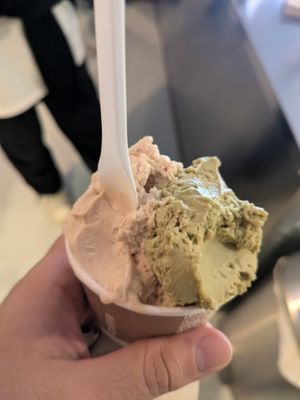 Cinammon roll and pistachio ice cream at AMMA Gelato in Barcelona