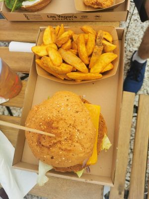 Hamburger and steak potatoes at Las Vegan's - Miamor Rómaim in Budapest