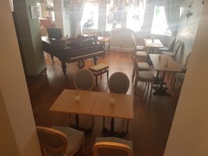 Interior piano at Un Piano dans la Théière in La Rochelle