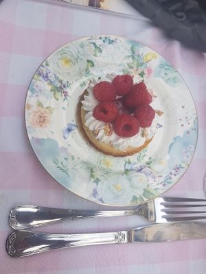 Tartelette fraise champagne at Un Piano dans la Théière in La Rochelle