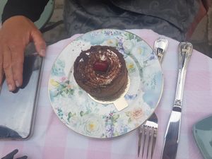 Tartelette foret noire  at Un Piano dans la Théière in La Rochelle