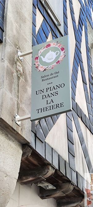 Logo at Un Piano dans la Théière in La Rochelle
