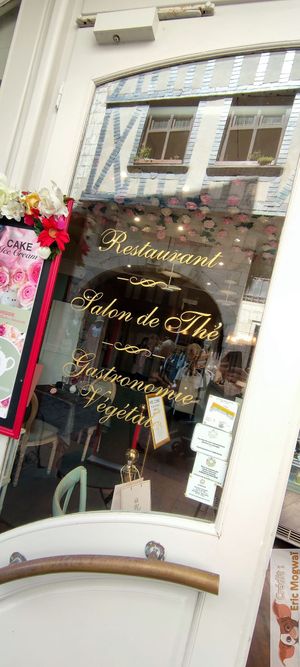 Facade at Un Piano dans la Théière in La Rochelle