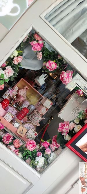 Déco at Un Piano dans la Théière in La Rochelle