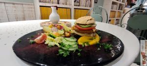 Burger at Un Piano dans la Théière in La Rochelle