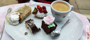 Café gourmand at Un Piano dans la Théière in La Rochelle