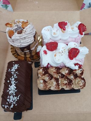 Différents desserts at Un Piano dans la Théière in La Rochelle