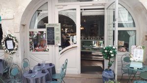 Façade élégante at Un Piano dans la Théière in La Rochelle