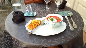 Cappuccino de betterave avec des soccas at Un Piano dans la Théière in La Rochelle