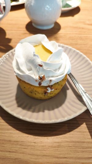 Lemon cupcake at Un Piano dans la Théière in La Rochelle