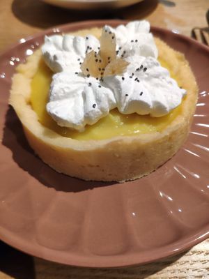 Tarte au citron at Un Piano dans la Théière in La Rochelle