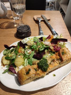Tarte du jour et salade at Un Piano dans la Théière in La Rochelle