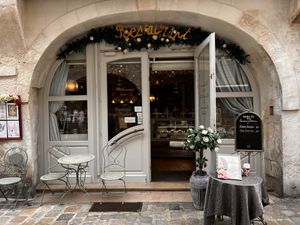 Main entrance  at Un Piano dans la Théière in La Rochelle