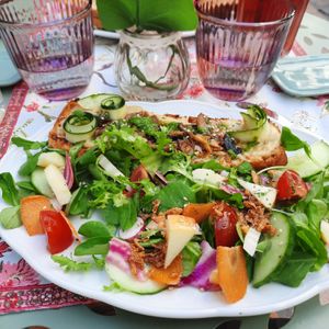 Houmous and pesto toast with mushrooms.  Really delicious  at Un Piano dans la Théière in La Rochelle
