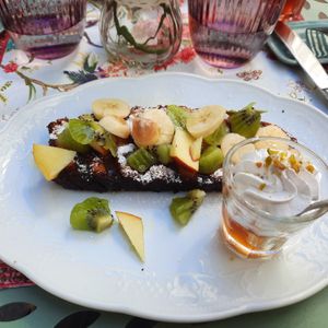 Grilled brioche with fruit at Un Piano dans la Théière in La Rochelle