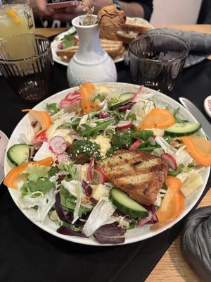 Salade falafel houmous  at Un Piano dans la Théière in La Rochelle