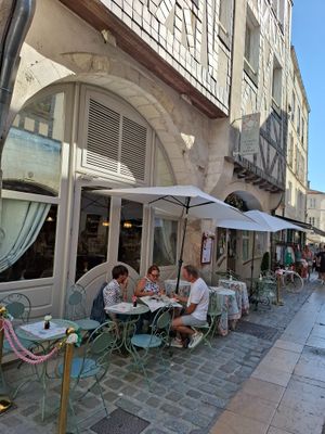 Outside at Un Piano dans la Théière in La Rochelle