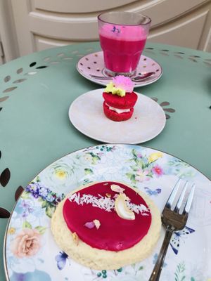Shortbread & Baby cake à la rose at Un Piano dans la Théière in La Rochelle