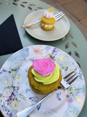 Mini layer pistache et baby citron at Un Piano dans la Théière in La Rochelle