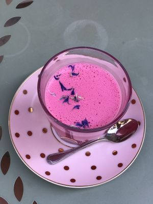 Lady rose (sirop à la rose, lait de cajou, bettrave) at Un Piano dans la Théière in La Rochelle