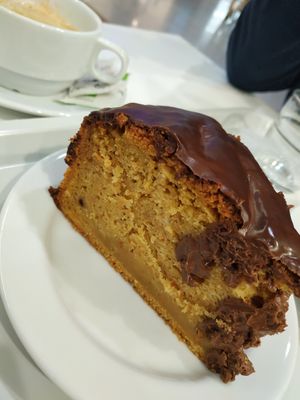 Bolo de cenoura com chocolate at Celeiro in Braga