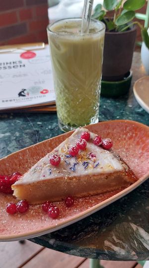 Zitronenkuchen und veganer Iced Macha Latte at Beetschwester in Muenster