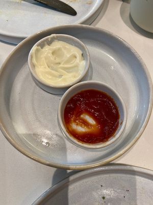 Ketchup et mayo sans plus de frites tellement elles étaient légères et croustillantes 👌!  at Beetschwester in Muenster