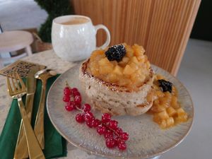 Vegane Pancakes mit karamellisierten Apfelstückchen - unfassbar lecker!!! 🤤 at Beetschwester in Muenster