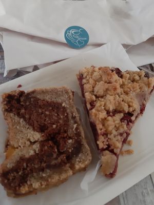 Nusskuchen & Kirschstreusel-Kuchen zum Mitnehmen at Kaffeetasse in Buehl